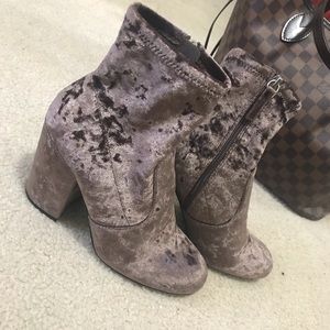 Steve Madden beautiful velvet boots